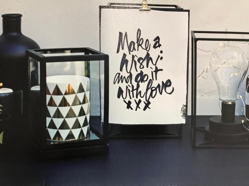 パリにあるLE MARAIS-SAINT MARTIN LUXURY & DESIGN BY STUDIOの蝋燭台