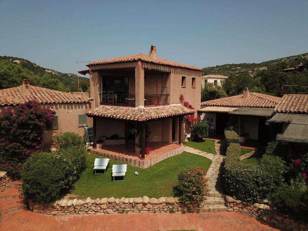 - une vue aérienne sur une maison avec une cour dans l'établissement Appartamento Baja Sardinia, à Baja Sardinia