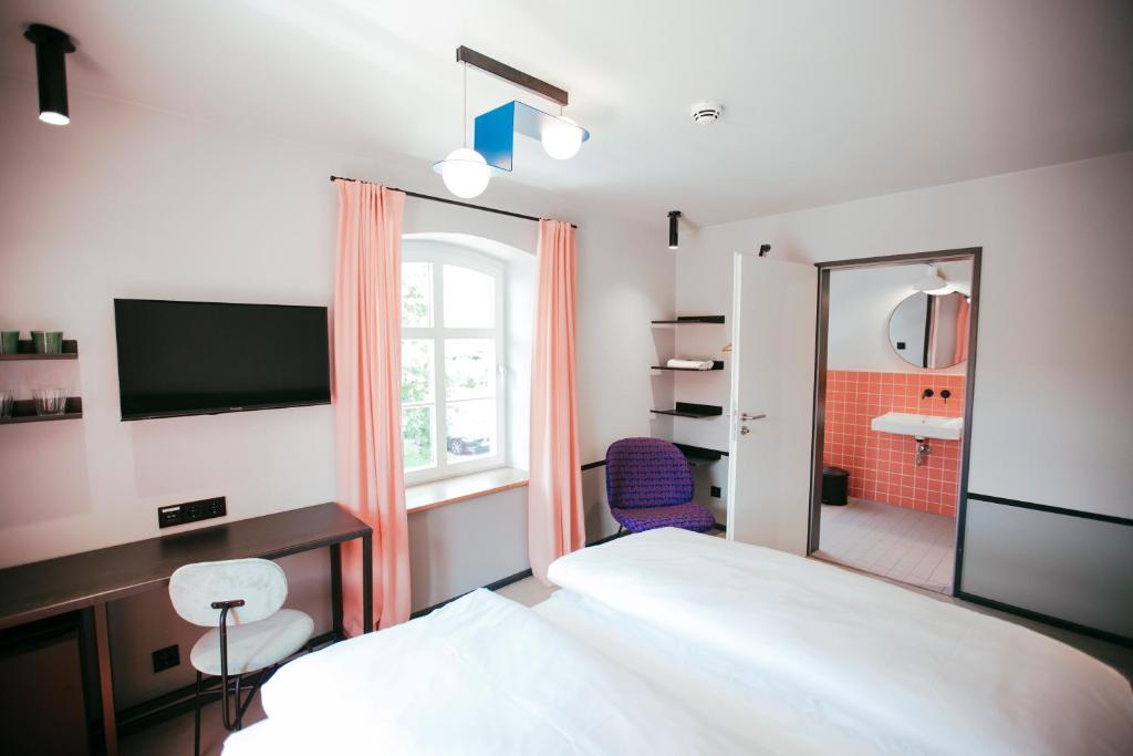 Postel nebo postele na pokoji v ubytování Hotel am Kloster - Domäne Möllenbeck