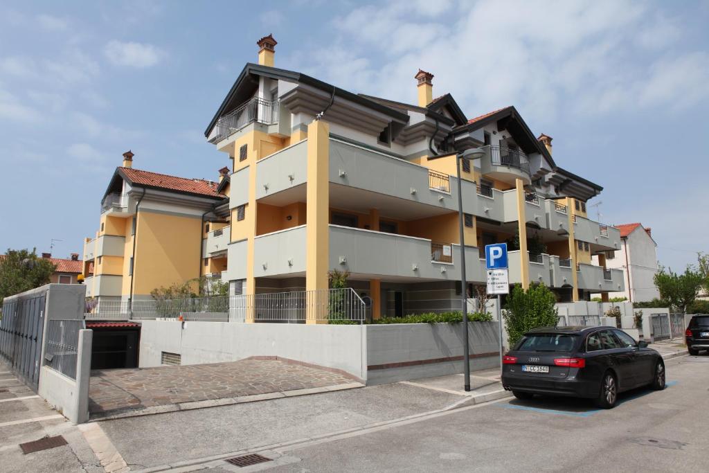 a building with a car parked in front of it at San Pietro D'Orio Apartment in Grado