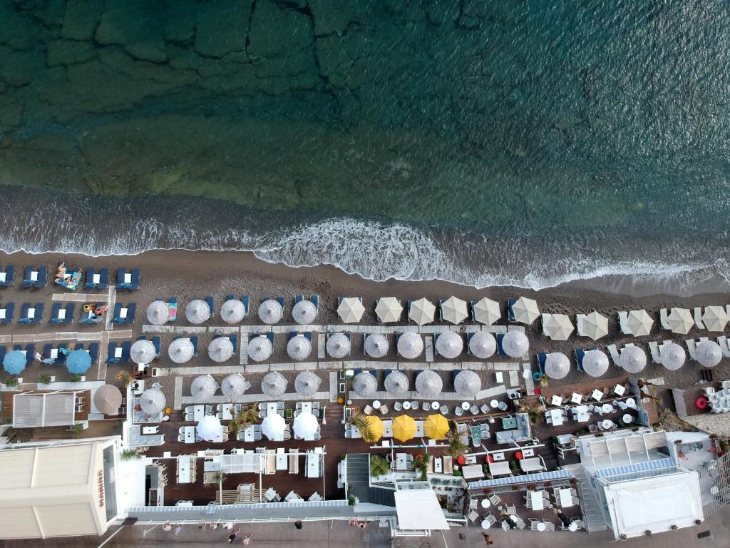 una vista aerea su una spiaggia con l'oceano di Kahlua Boutique Hotel a Hersonissos