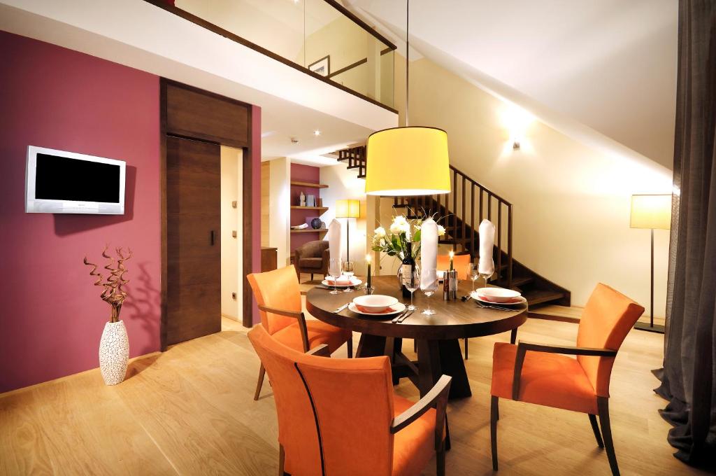 Televízia a/alebo spoločenská miestnosť v ubytovaní Apparthotel Sonne