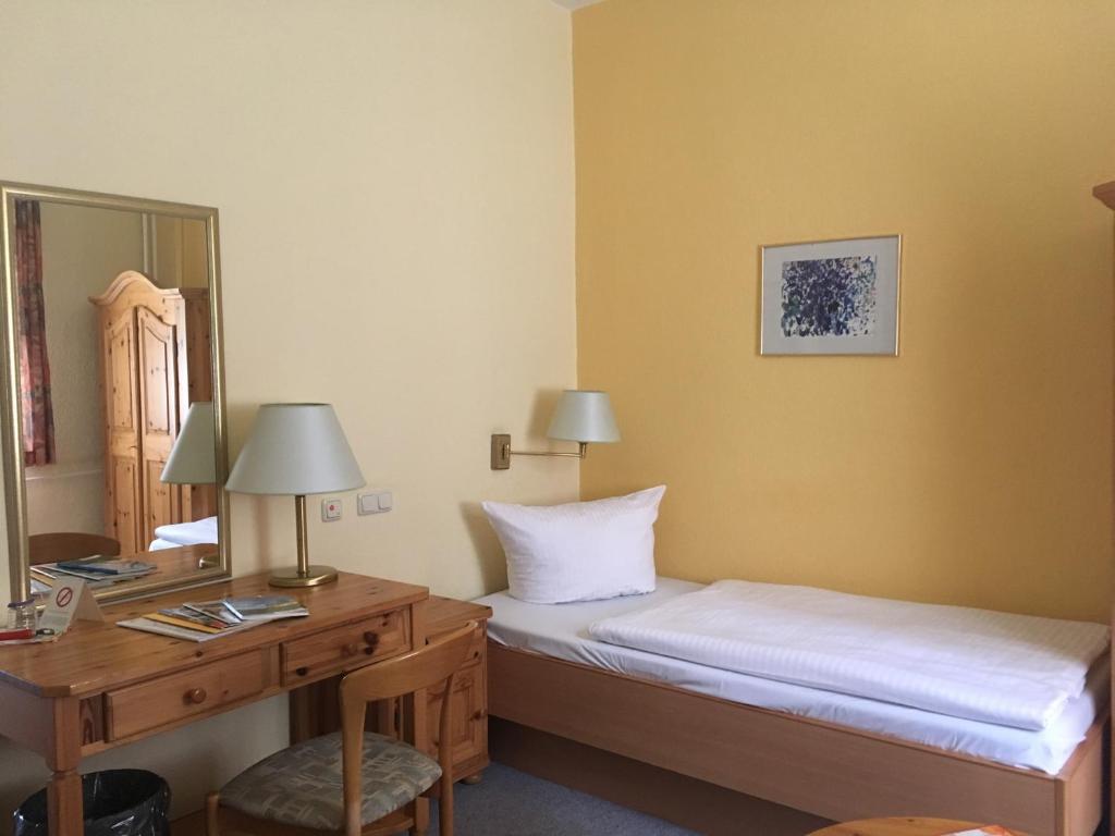 Postel nebo postele na pokoji v ubytování Hotel Fröbelhof