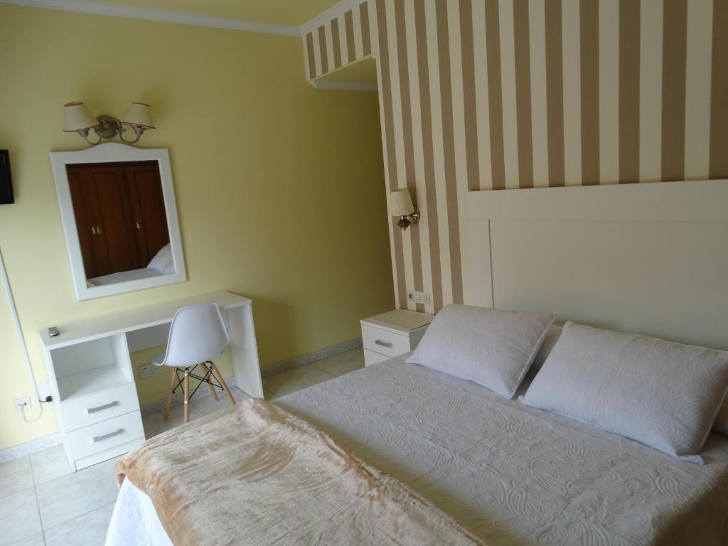 Postel nebo postele na pokoji v ubytování Hotel Cervantes