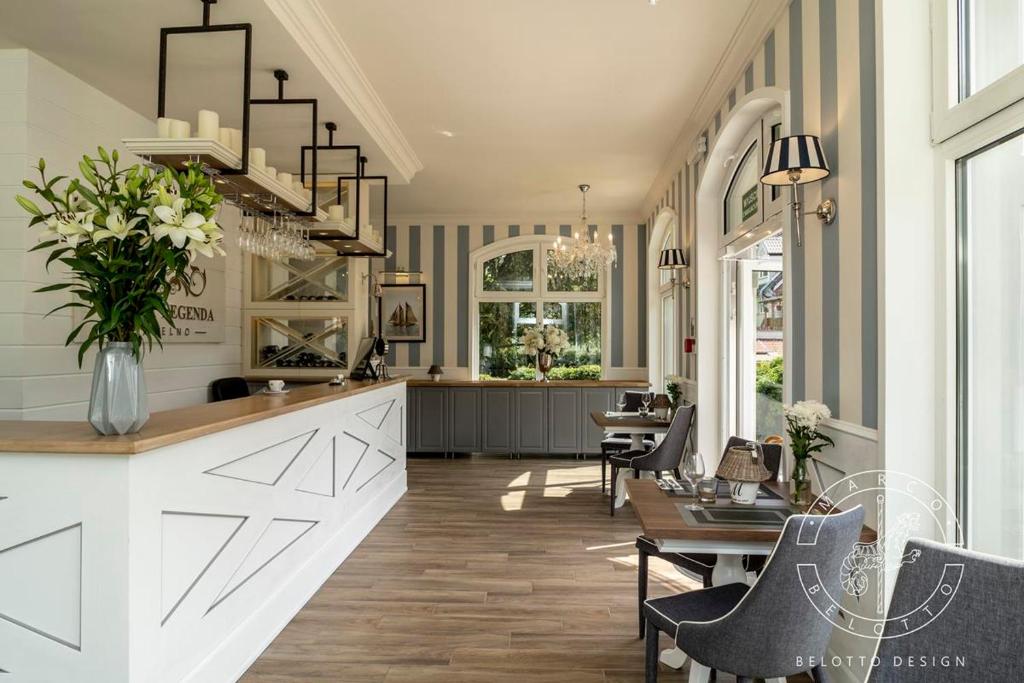 cocina con encimera, sillas y mesa en Willa Legenda Hotel Adults Only, en Mielno