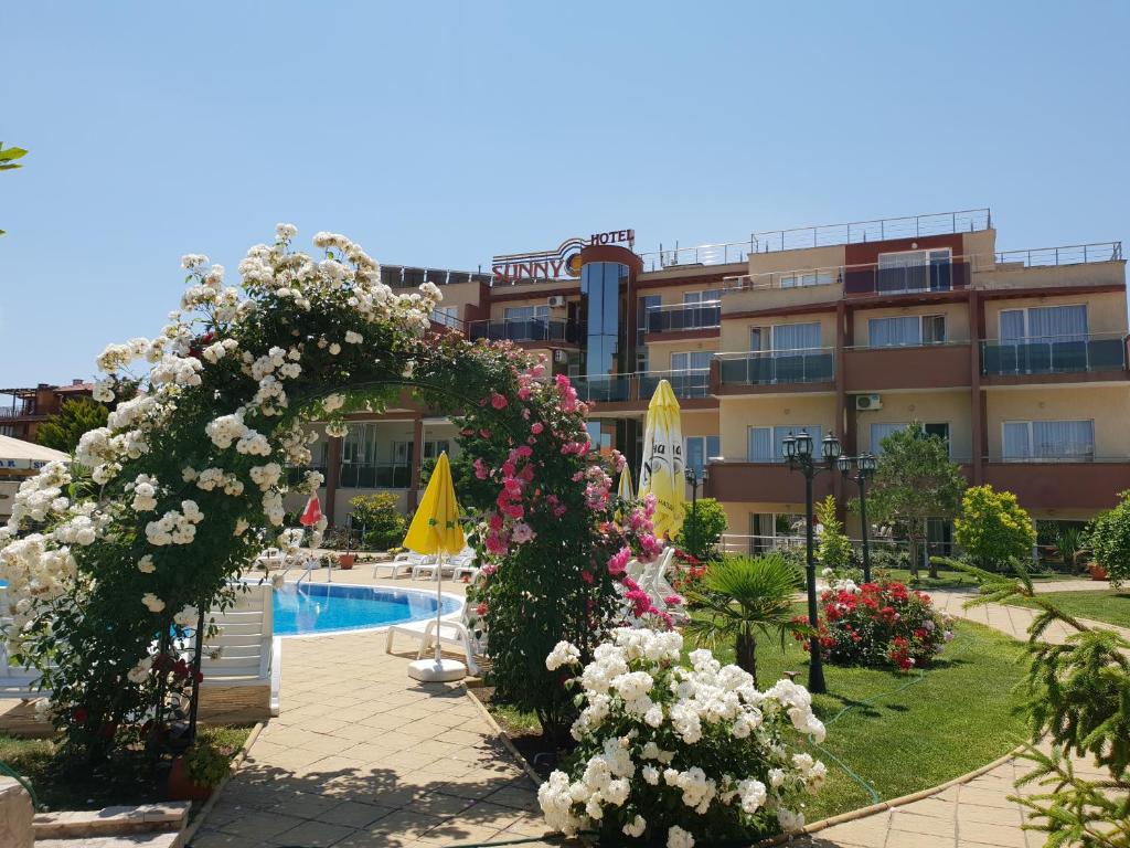 Bazén v ubytování Hotel Sunny nebo v jeho okolí