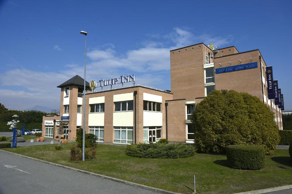 un edificio con un cartel en la parte superior en Tulip Inn Turin West Rivoli, en Rivoli