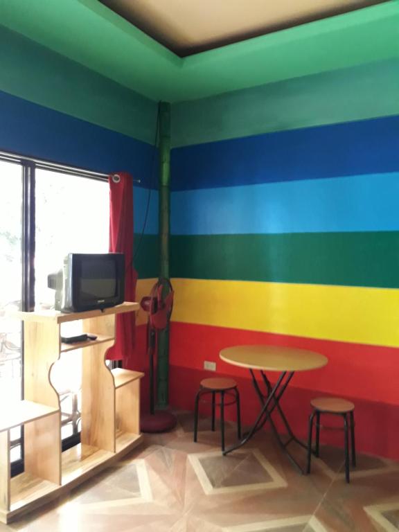 TV a/nebo společenská místnost v ubytování Dabdab Tourist Inn