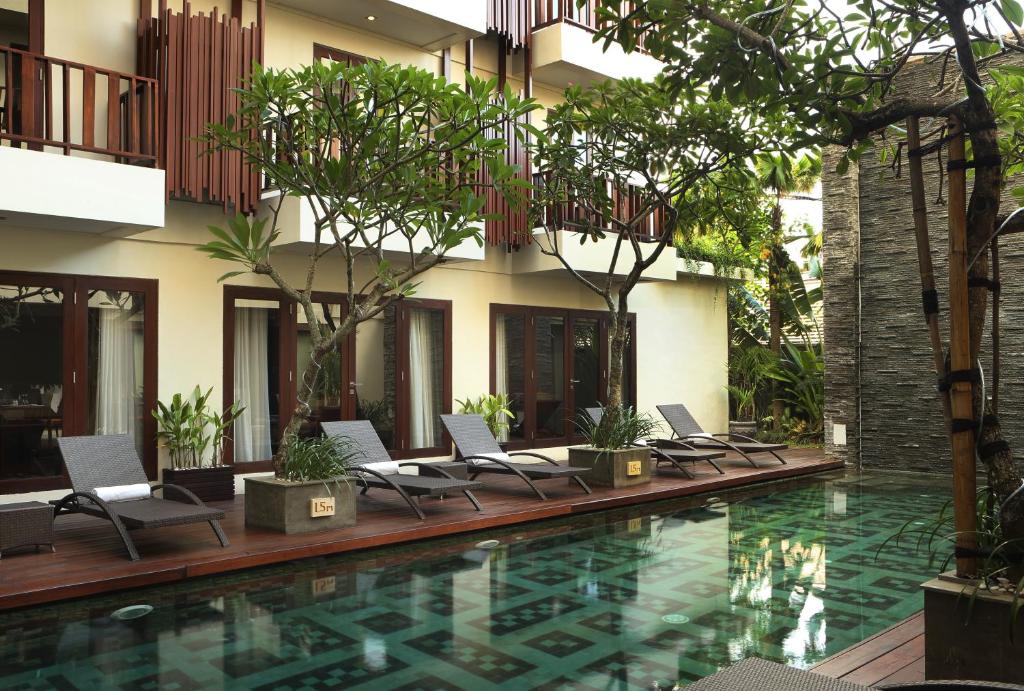 Bazén v ubytování d'primahotel Seminyak nebo v jeho okolí