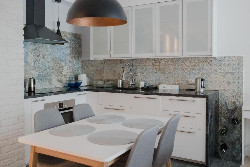 Kuchyňa alebo kuchynka v ubytovaní ASKI New Powiśle Copernicus Apartment