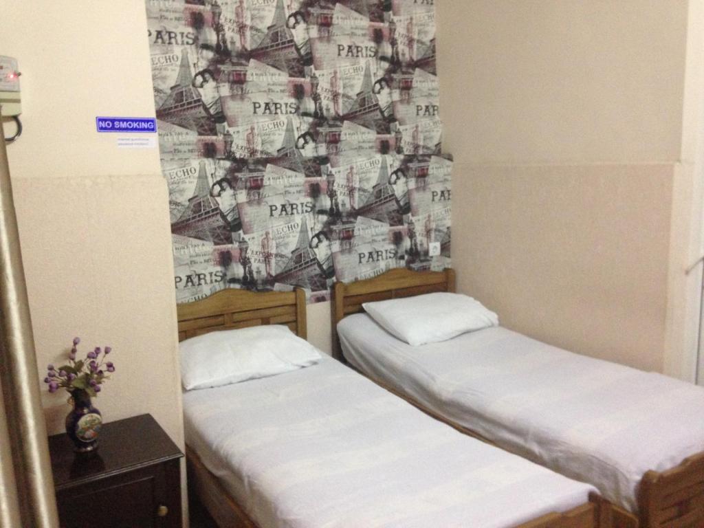 Postel nebo postele na pokoji v ubytování Meidani Guest house