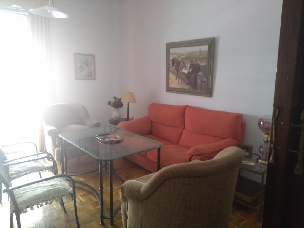 コルドバにあるPiso centro de Cordobaのリビングルーム(赤いソファ、テーブル付)