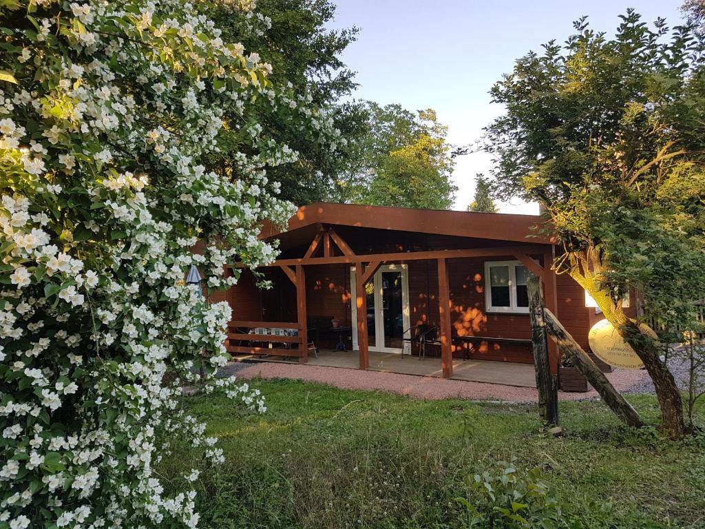 Les Dames de la Montagne في Frauenberg: منزل مع شرفة مع الزهور البيضاء