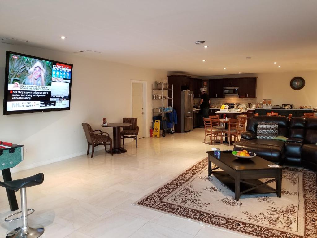TV a/nebo společenská místnost v ubytování Riverview B&B