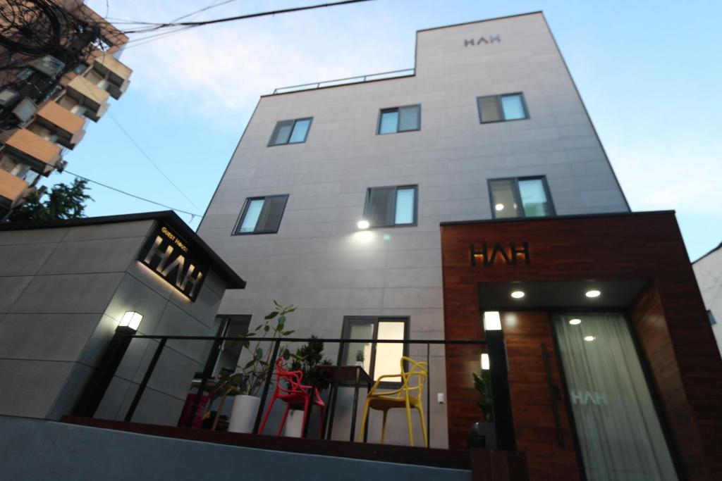 un edificio con balcone arredato con tavolo e sedie di HAH Guesthouse a Seul