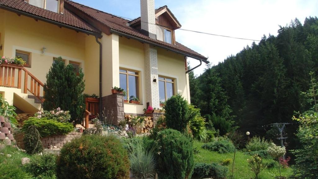 a house with a garden in front of it at Apartmán u Šárky in Valaská