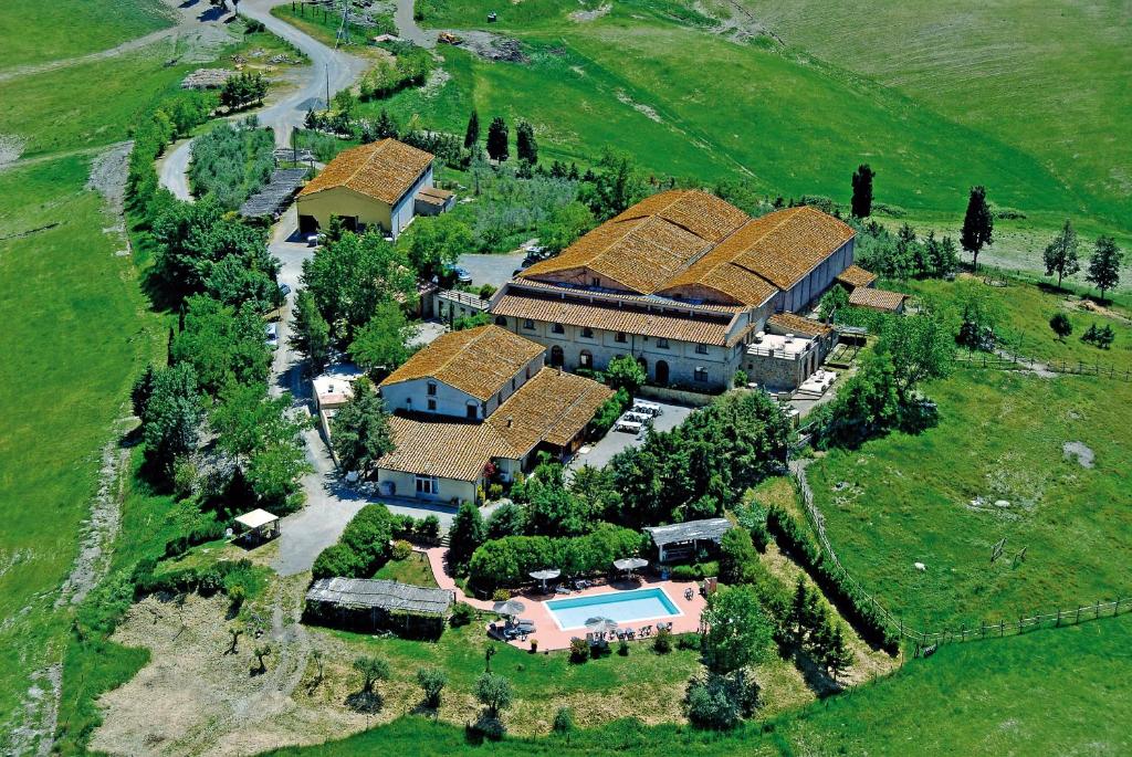 an aerial view of a house with a pool at Agriturismo Fattoria Lischeto in Volterra
