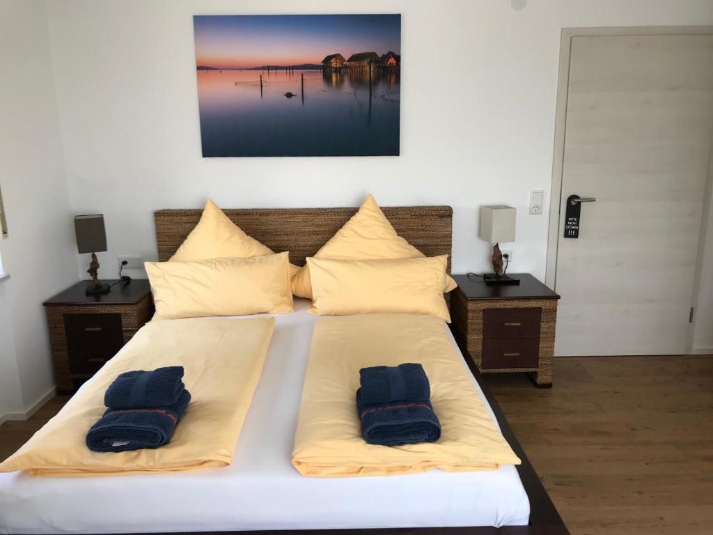 Postel nebo postele na pokoji v ubytování Gästehaus am See
