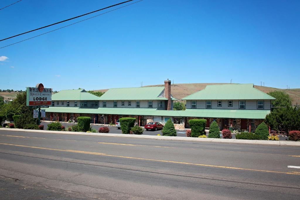a building on the side of a road at Rugged Country Lodge in Pendleton