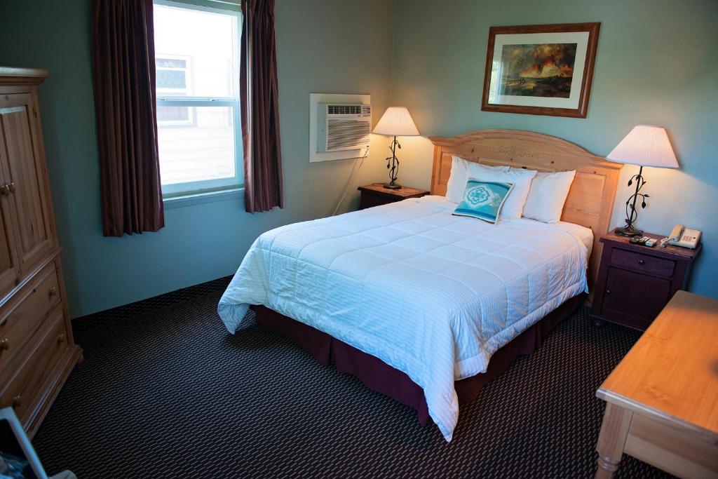 a bedroom with a large bed and a window at Rugged Country Lodge in Pendleton
