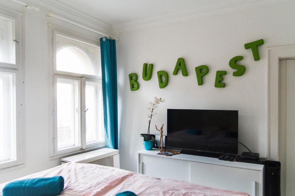 Televízia a/alebo spoločenská miestnosť v ubytovaní Queen Bed Central Budapest