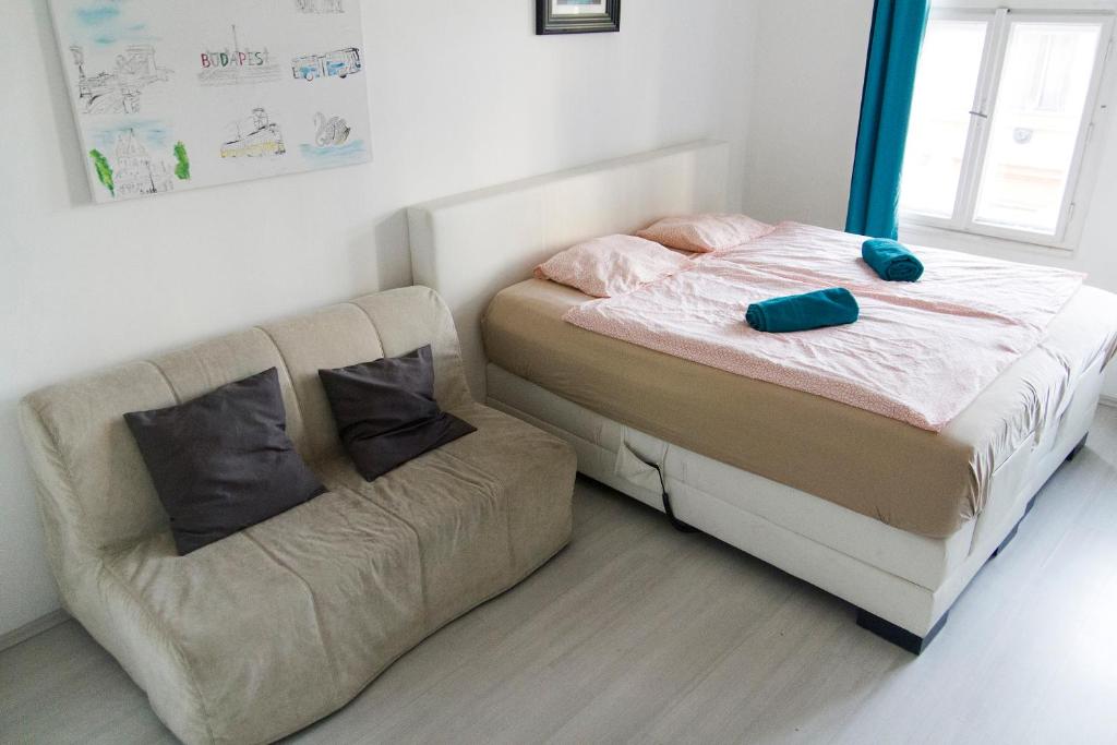 Posteľ alebo postele v izbe v ubytovaní Queen Bed Central Budapest