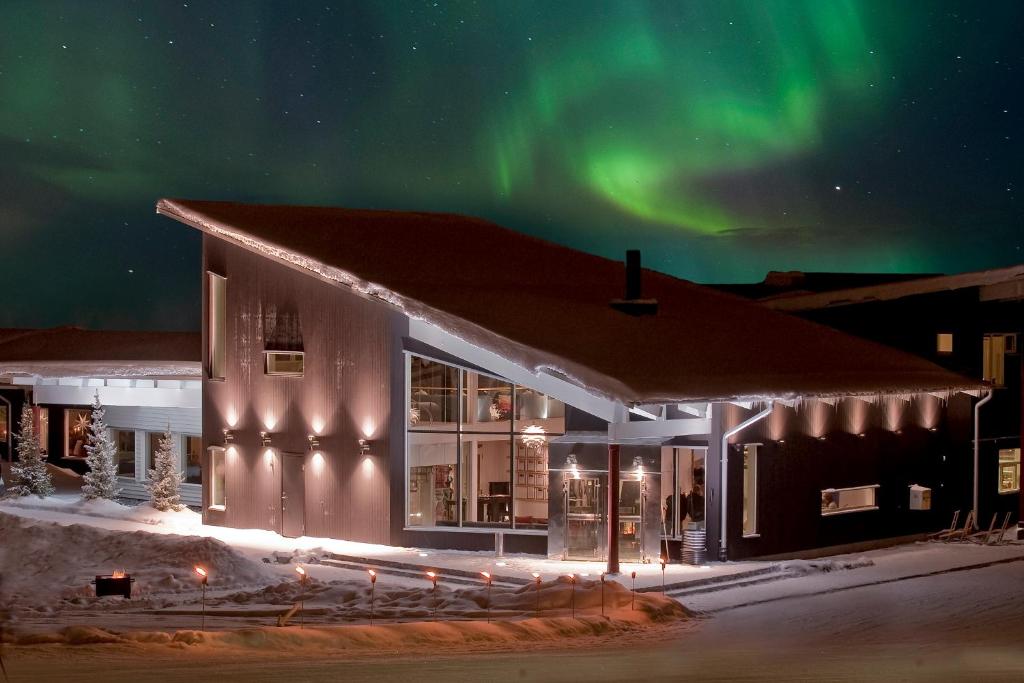 un bâtiment avec l'aurore dans le ciel dans l'établissement Camp Ripan, à Kiruna