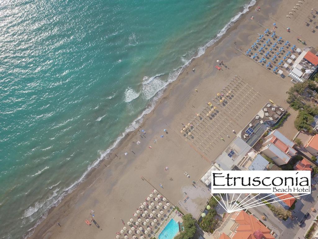 an overhead view of a beach with umbrellas and the ocean at All'Etrusconia Hotel Castagneto Carducci in Marina di Castagneto Carducci