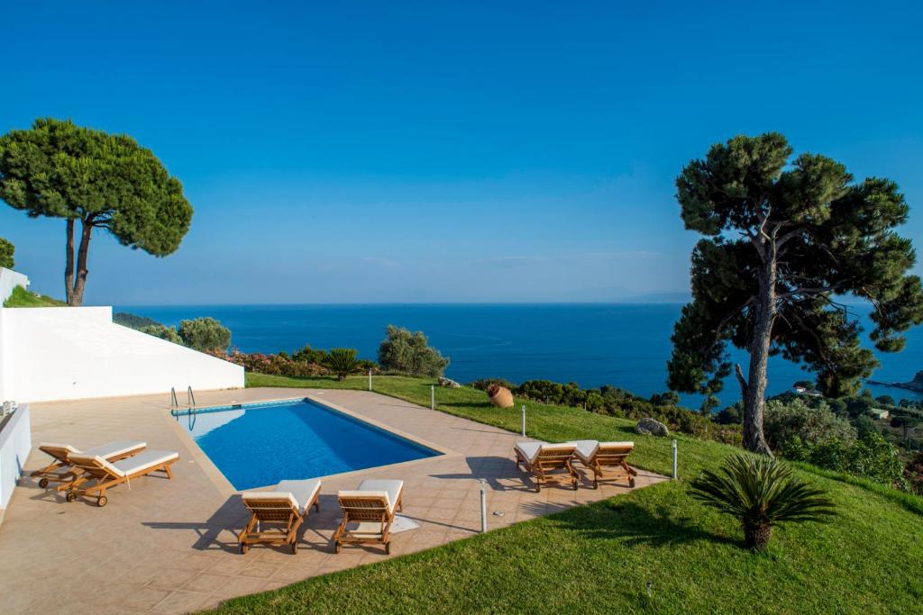 Villa con piscina y vistas al océano en Skiathea Villas, en Agia Paraskevi