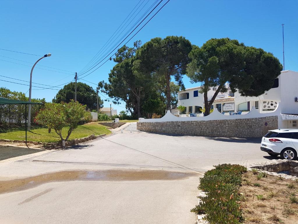 a driveway with a car parked in front of a house at Remodelada Villa nos Jardins da Balaia in Albufeira