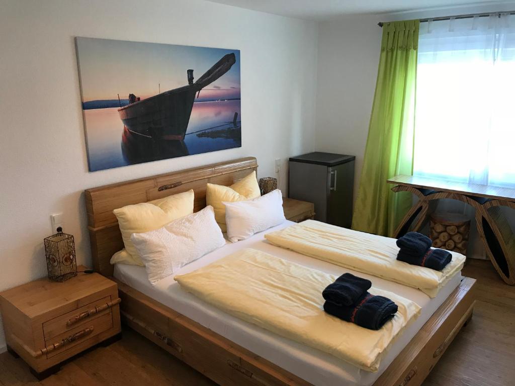 Postel nebo postele na pokoji v ubytování Gästehaus am See