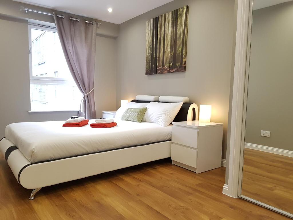 Glasgow's Modern & Stylish 3 Bedroom Aparment