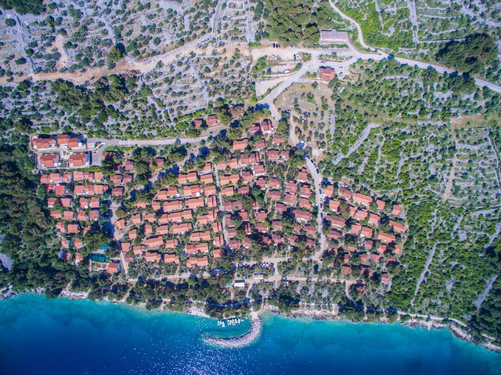 eine Luftansicht eines Resorts in der Nähe des Wassers in der Unterkunft STARA GAVZA - bungalows , apartments in Cres