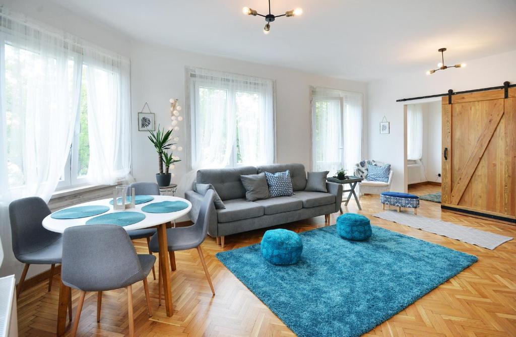 sala de estar con sofá y mesa en Villa Bohemia en Eger