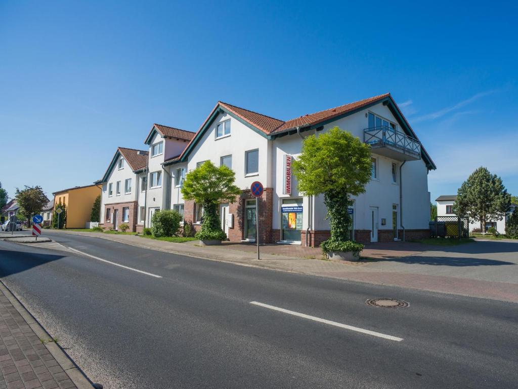 a row of houses on the side of a street at An der Pappelwende in Ostseebad Karlshagen