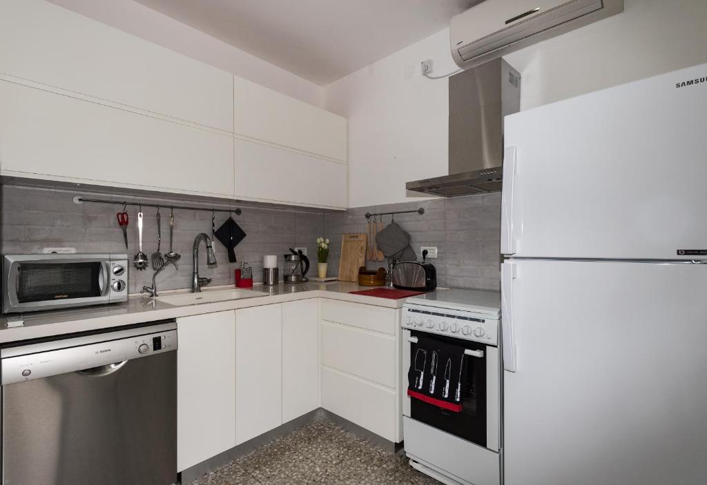Kuchyň nebo kuchyňský kout v ubytování Best Value Guest Suite