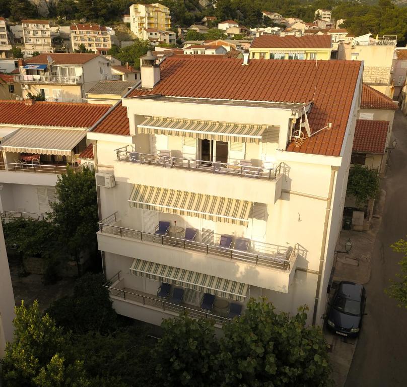 biały budynek z balkonem w mieście w obiekcie House Vera w Baskiej Vodzie