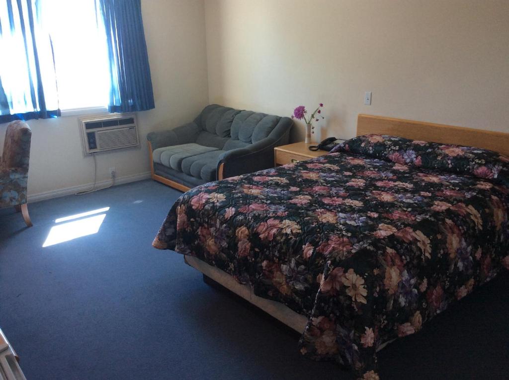 Postel nebo postele na pokoji v ubytování Rainbow Motel