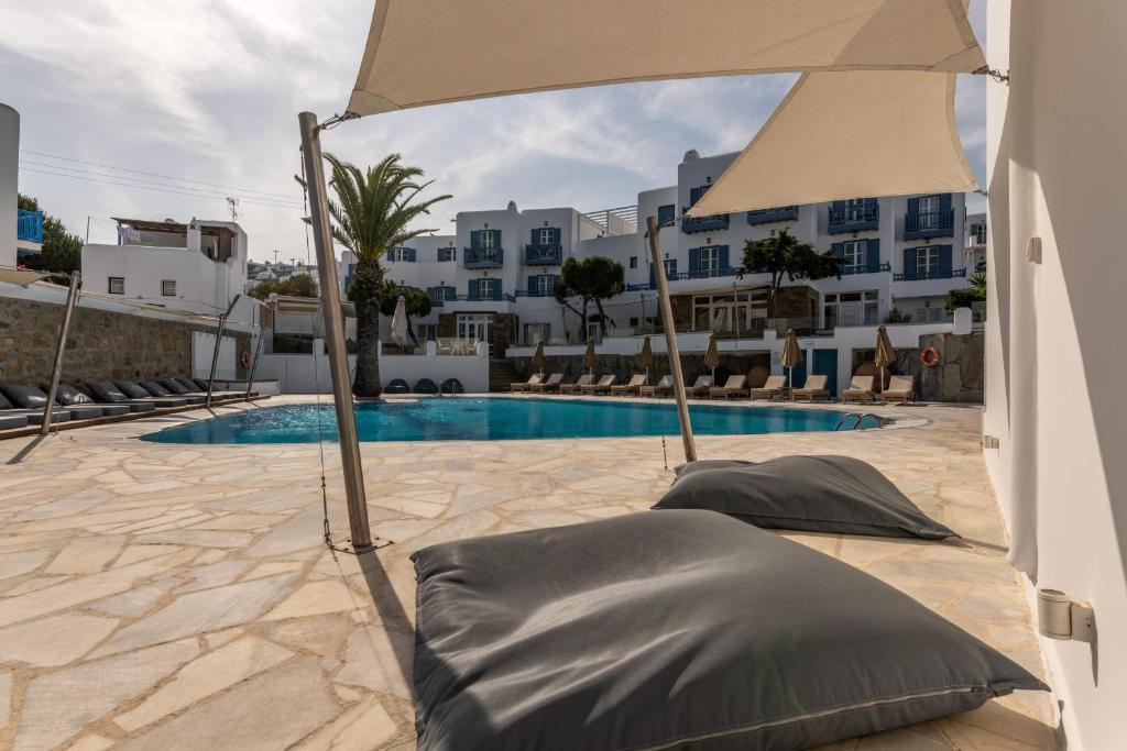Bazén v ubytovaní Poseidon Hotel Suites alebo v jeho blízkosti