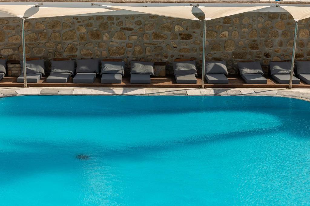 Bazén v ubytovaní Poseidon Hotel Suites alebo v jeho blízkosti