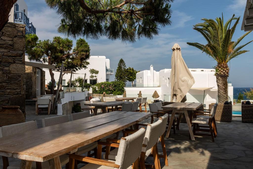 Reštaurácia alebo iné gastronomické zariadenie v ubytovaní Poseidon Hotel Suites