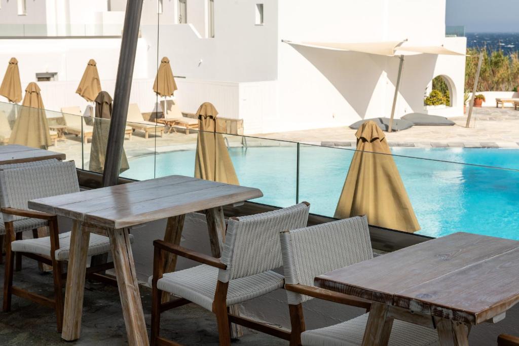 Bazén v ubytovaní Poseidon Hotel Suites alebo v jeho blízkosti