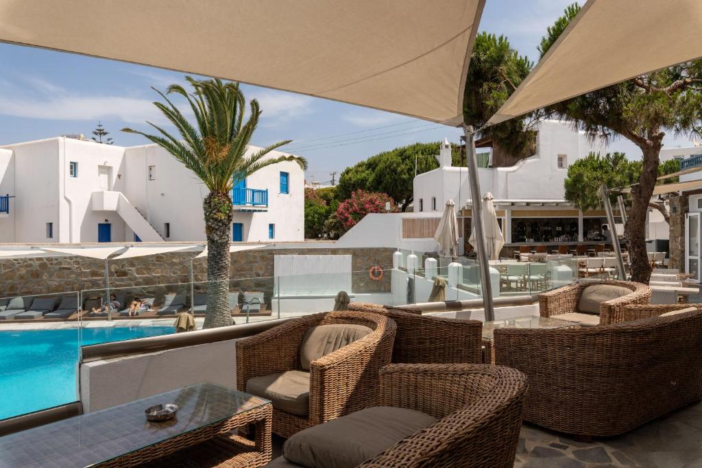 Bazén v ubytovaní Poseidon Hotel Suites alebo v jeho blízkosti