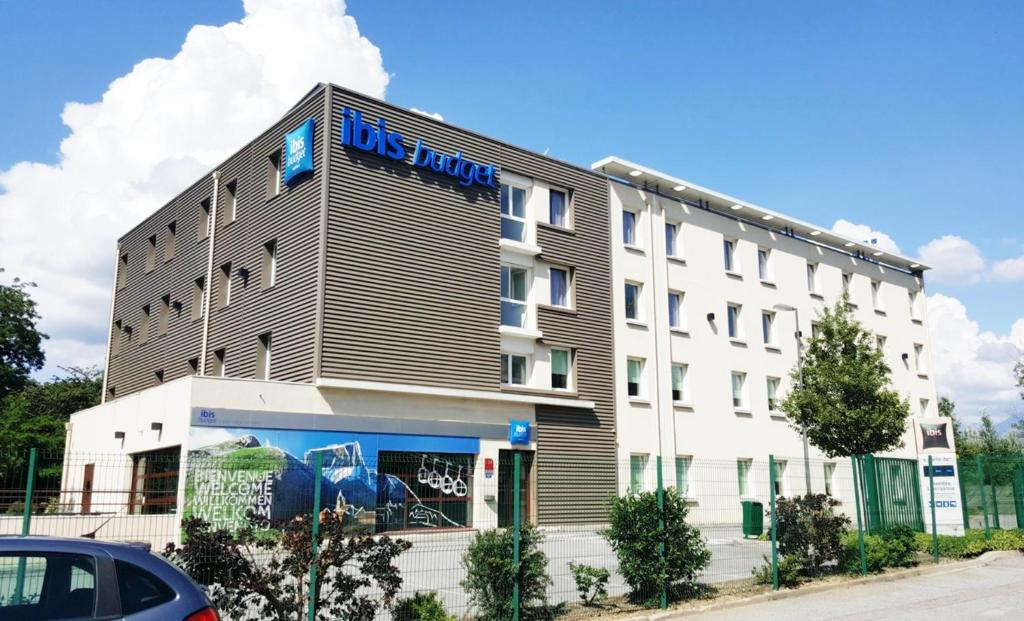 un edificio con un cartel en el costado en Ibis Budget Grenoble Sud Seyssins, en Seyssins