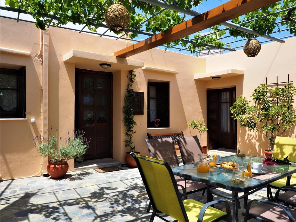 Patio alebo iná vonkajšia časť ubytovania Traditional Cretan Villa