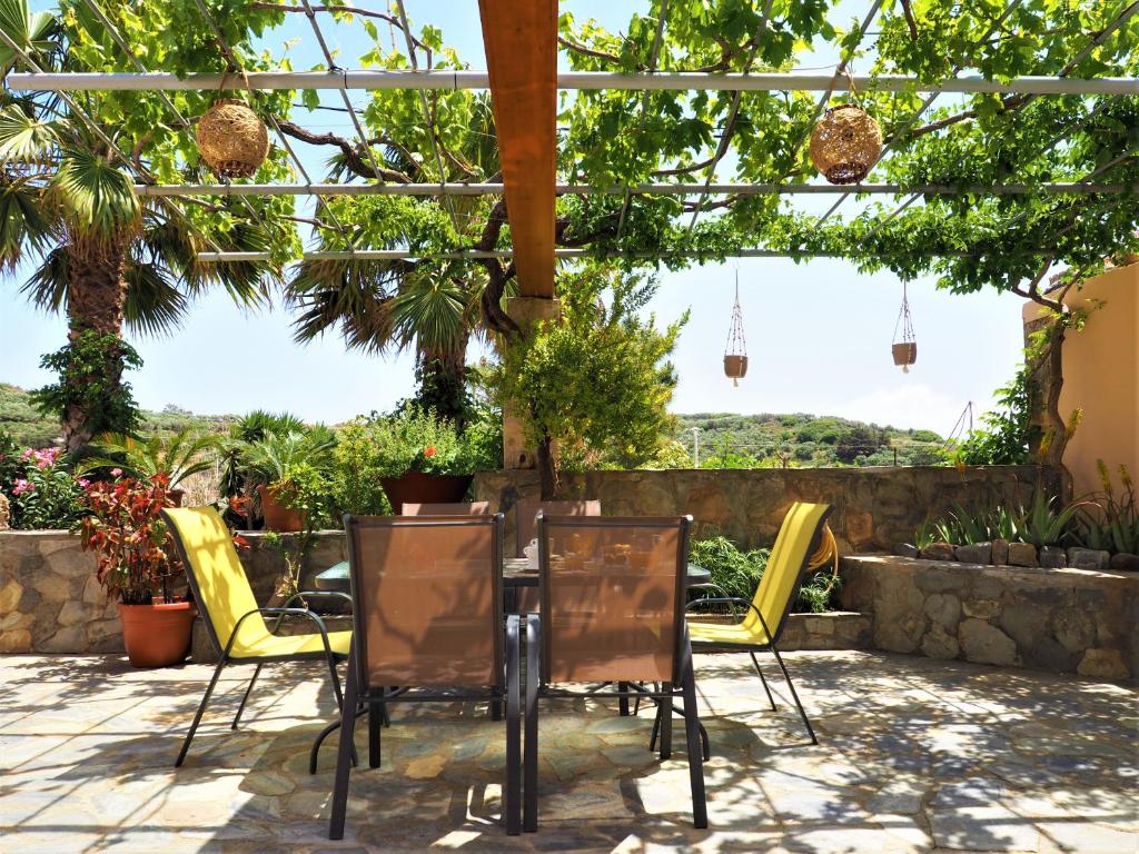 Vonkajšia záhrada v ubytovaní Traditional Cretan Villa