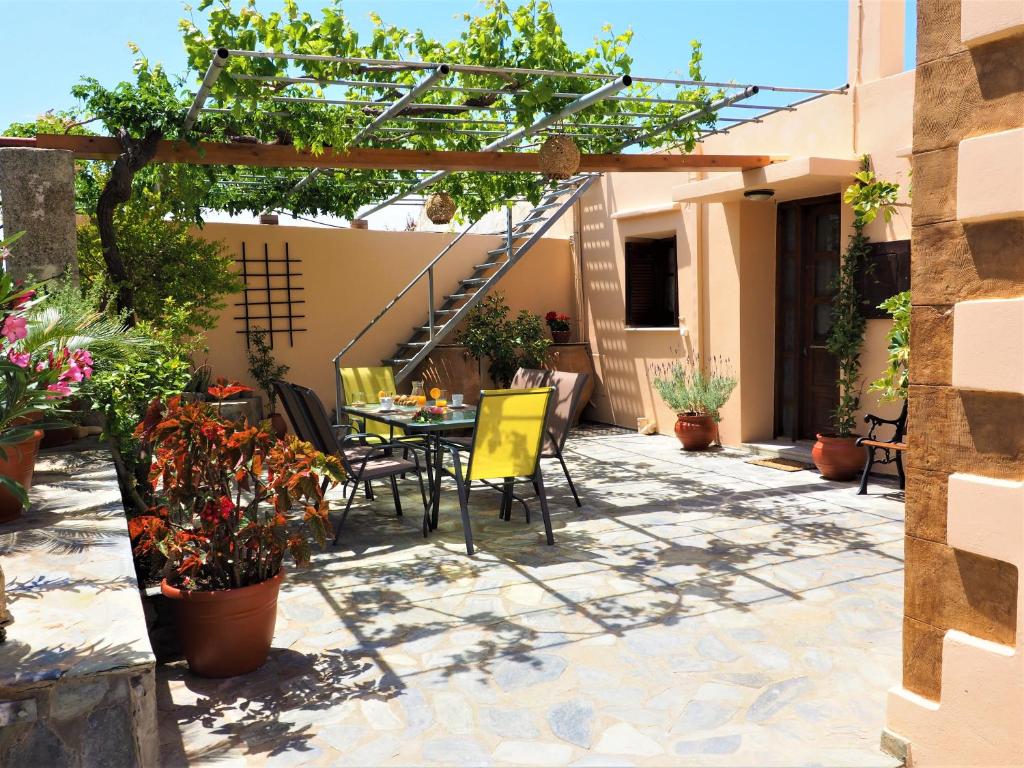 Vonkajšia záhrada v ubytovaní Traditional Cretan Villa