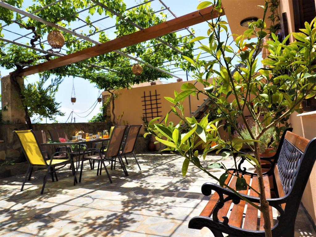 Vonkajšia záhrada v ubytovaní Traditional Cretan Villa