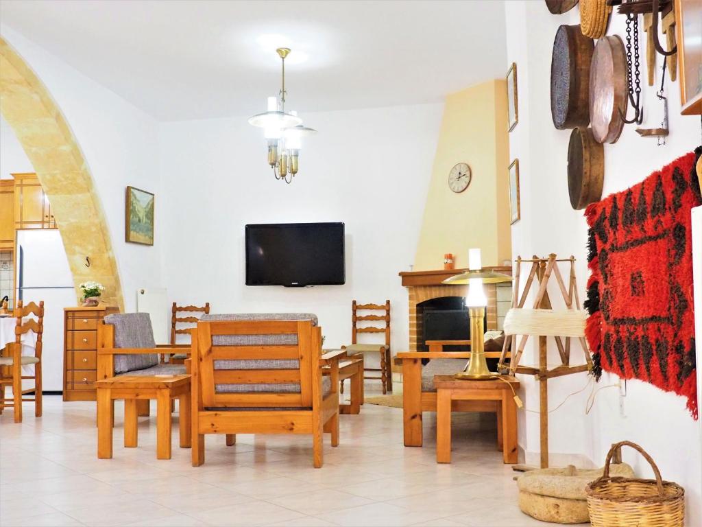 Televízia a/alebo spoločenská miestnosť v ubytovaní Traditional Cretan Villa