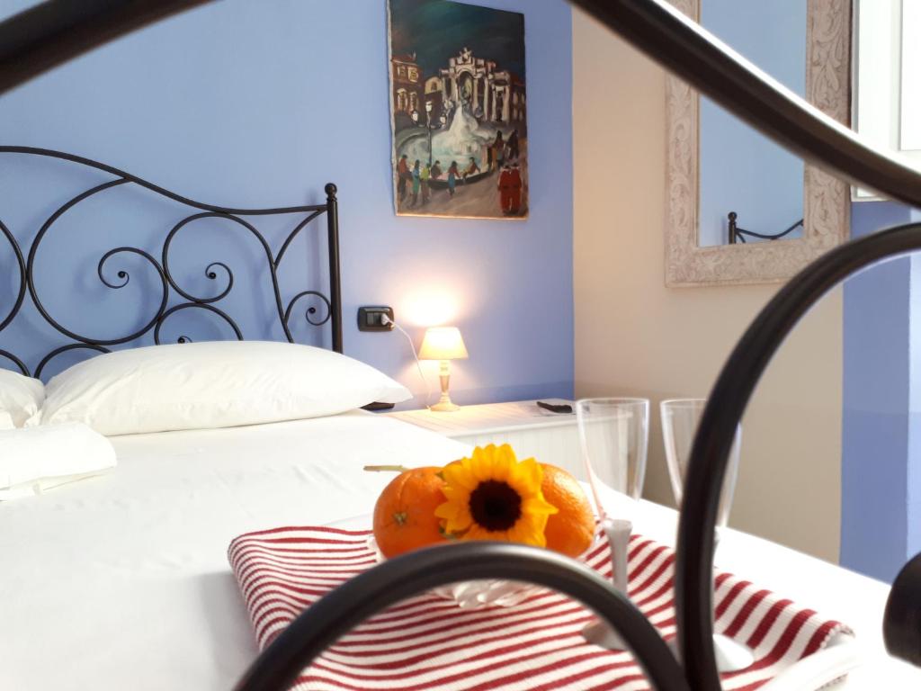 Un dormitorio con una cama con una calabaza. en Residenza Sofia Pandora en Carloforte